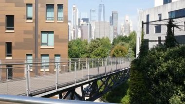 New York City Manhattan, Downtown Financial District Skyline şehir merkezi, Brooklyn Heights köprüsü, Birleşik Devletler. Şehir mimarisi, Dünya Ticaret Merkezi gökdeleni. Squibb Park Köprüsü