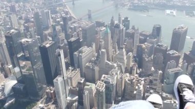 New York City 'nin kapıları kapalı helikopter uçuşu, helikopter Manhattan' ın üzerinde uçuyor, Fidi, ABD. Ayaklar ayakkabıda, bacaklar ayakkabıda, selfie pov. Ekstrem turist macerası, Amerika seyahati. Kamera sallanıyor..