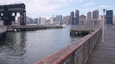 New York City rıhtımı silueti, Manhattan şehir merkezi, nehir kıyısındaki gökdelenler, doğu nehri suyu. Long Island, Queens 'teki Gantry Plaza rıhtımından rıhtım manzarası. Birleşik Devletler mimarisi.