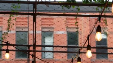 New York City klasik bina mimarisi. Şehir dışındaki konutlar. ABD 'de gayrimenkul. Tipik kırmızı tuğla cephesi. Chelsea 'de yüksek hat sonu, Köfte Bölgesi. Ampul çelengi