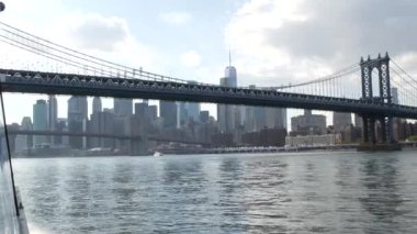 Feribot ile New York City şehir merkezinin silueti. Manhattan ve Brooklyn köprüsü. Feribottan Dünya Ticaret Merkezi gökdelenine. Doğu nehri kıyısı manzarası, nehir kenarındaki binalar, ABD.