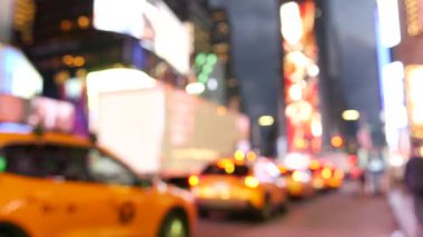 New York City Times Meydanı, Manhattan Midtown Broadway Caddesi, ABD. Amerikan NYC sarı taksi, şehir trafiği. - İnsanlar. Reklam tabelaları, ticari reklamlar, parlayan reklam panoları..