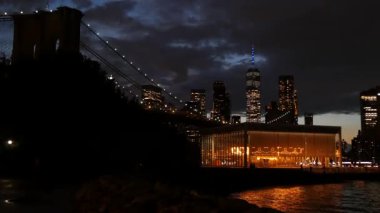 Brooklyn Köprüsü, New York City Manhattan şehir merkezi silueti, Birleşik Devletler. Waterfront Pebble Beach, Dumbo, ABD 'de atlı karınca. Dramatik alacakaranlık. Akşam veya gece gökyüzü. Dünya Ticaret Merkezi.