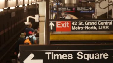 New York metro istasyonu içi, yeraltı metro platformu. Birleşik Devletler metro taşımacılığı. Demiryolu merkezi, yolcu trafiği kavşağı. Times Meydanı, Grand Central, 42. Cadde 'de mesaj var.