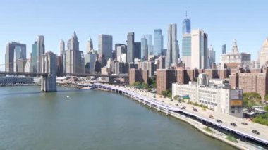 Manhattan Köprüsü 'nden Brooklyn Köprüsü. New York City şehir merkezi, finans bölgesi şehir merkezi, Dünya Ticaret Merkezi. FDR Drive karayolu üzerindeki taşımacılık trafiği, Doğu Nehri suyu, ABD.