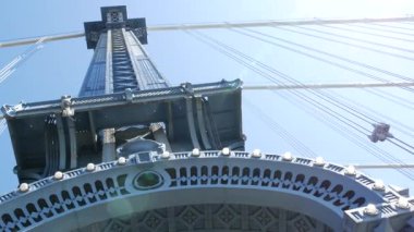 Manhattan Köprüsü 'nden Brooklyn Dumbo' ya. New York 'un sembolü, Amerika' nın seyahat yeri. Birleşik Devletler 'in mimarisi, turizm simgesi. Kablolu yayın köprüsü. Yaya yolundan kablolar ve gökyüzü. Güneş ışınları.