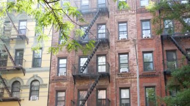 New York City klasik bina mimarisi, Manhattan, ABD. Şehir dışındaki konutlar. Birleşik Devletler 'de gayrimenkul. Tipik kırmızı tuğla cephesi. Yangın çıkışı, acil merdiven çıkışı..
