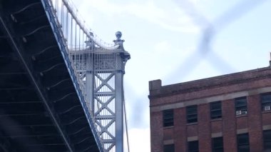 Dumbo, Brooklyn 'deki New York City Manhattan Köprüsü. Water Caddesi Kemer Yolu 'nun yanındaki Plymouth Caddesi' ndeki kırmızı tuğladan bina. Klasik NYC endüstriyel mimarisi altında. Amerika Birleşik Devletleri 'nin altında turistik bölge.