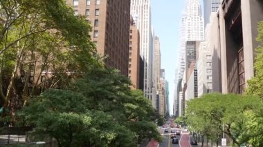 New York Manhattan Midtown mimarisi. Chrysler binası, ikonik gökdelen, 42 sokak, ABD. Amerikan şehir manzarası, ünlü NYC kulesi, Birleşik Devletler. Tudor City Köprüsü 'nden. Ağaçlar