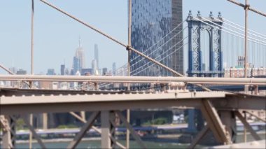 Brooklyn Köprüsü manzaralı New York City Manhattan Köprüsü. Şehir merkezindeki Empire State binası. ABD seyahat simgesi, New York silueti şehir manzarası. İkonik mimari kablolardan. Amerika Birleşik Devletleri 'ni Ziyaret Et.