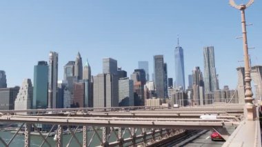 Arabalar Brooklyn Köprüsü 'nden Dumbo' ya. New York City Manhattan şehir merkezi silueti, finans bölgesi şehir manzarası. Dünya Ticaret Merkezi, Dünya Ticaret Merkezi gökdeleni. Yol trafiği ve mimari. İkonik simge, ABD seyahati