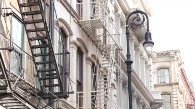 Broadway caddesi yakınlarındaki New York City Manhattan Soho moda bölgesi. Amerikan şehir binası cephesi, eski klasik Amerikan mimarisi. New York, Amerika 'dan alışveriş. İş ve konut mülkleri.