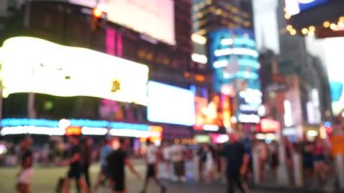 New York City Times Meydanı, Manhattan Midtown Broadway Caddesi, ABD. Amerikan NYC şehir hayatı. İnsanlar yayaların dikkatini dağıttı, zebra yaya geçidi. Reklam tabelaları, ticari reklamlar, reklam panoları parlıyor.