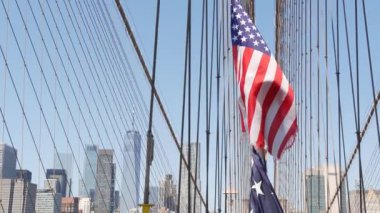 Brooklyn Köprüsü 'nde bayrak, Manhattan şehir merkezi, New York City silueti, finans bölgesi şehir manzarası. Dünya Ticaret Merkezi gökdeleni. Amerika Birleşik Devletleri bağımsızlığın vatansever sembolü. Köprü kablosu