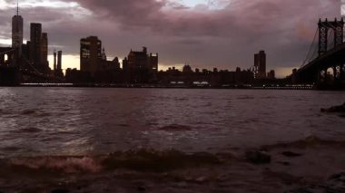 Brooklyn Köprüsü, Manhattan Köprüsü. New York City şehir merkezi, finans bölgesi şehir merkezi, Birleşik Devletler. Dünya Ticaret Merkezi gökdeleni. Waterfront Dumbo Pebble Sahili, ABD. Dramatik alacakaranlık gökyüzü