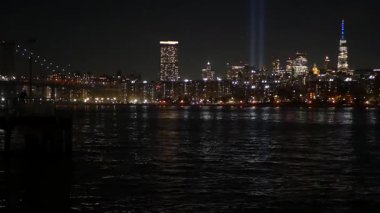 11 Eylül Anma Günü 'nde Manhattan, Light' tan Doğu Nehri 'ne övgü. Feribottan New York 'a. Dünya Ticaret Merkezi. 11 Eylül Anıtı. Amerika Birleşik Devletleri 'nin gökyüzünde iki kiriş