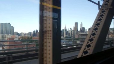 New York City Queensboro köprüsü Manhattan 'dan Queens' e. Kirli otobüs penceresinden kamera sallamak. Şehir merkezi toplu taşıma trafiği. Amerika Birleşik Devletleri sokak hayatı. Chrysler, Empire State Binası.