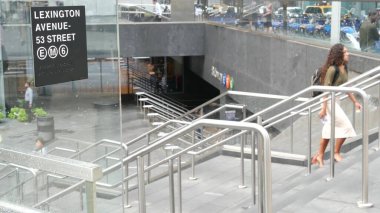 New York, ABD - 11 Eylül 2023 Manhattan Lexington Bulvarı, ABD. İnsanlar yeraltı metro istasyonundan yaya olarak çıkıyorlar. 53. Cadde 'deki merdivenler. Metro giriş işareti.