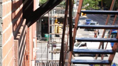 New York City, Birleşik Devletler - 1 Eylül 2023: mimari. Şehir dışındaki konutların dış cephesi tuğladan. Yangın merdiveni. Chelsea Bulvarı, 10. Cadde. Cadde kavşağı. Sarı taksi..