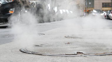 New York, ABD - 9 Eylül 2023: rögar kapağından sıcak duman, Con Edisons Steam sistemi. Yol buharı, Beaver Caddesi 'ndeki araba, NYC Finansal Bölgesi, Aşağı Manhattan, ABD. Şehir manzarası