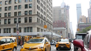 New York, ABD - 8 Eylül 2023 Manhattan Midtown Broadway, 23 sokak, 5 bulvar kavşağı. Madison Park ve Flatiron Binası yakınlarındaki Worth Meydanı, ABD. - İnsanlar. Sarı taksi.