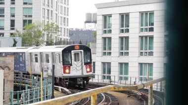 New York City, ABD - 29 Ağustos 2023: metro istasyonu. Metro treni toplu taşıma platformunda. Queens 'teki Court Square demiryolunda yükseltilmiş. New York yolcusu tren yolu trafiği, Long Island