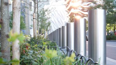 New York City, ABD - 1 Eylül 2023: Hudson Yards Vessel, şehir mimarisi Chelsea, Manhattan Midtown, New York, ABD. Sokak perspektifi, ünlü turist simgesi. Park yeşili, güneş yansıması..