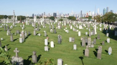 New York, ABD - 14 Eylül 2023: ABD 'deki Calvary Mezarlığı. Manhattan şehir merkezi siluet şehir mimarisi. Mezar taşları, büyük mezarlıklar. Geniş mezarlık çimenleri.