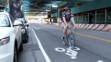 New York, Birleşik Devletler - 31 Ağustos 2023: sokağın üstündeki metro yükseltilmiş. Yolun üzerindeki Metropolitan Köprüsü, Queens. Long Island metro hattı, Court Meydanı. Metalik demiryolu altında arabalar. Şişme fare.