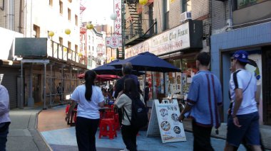 New York, ABD - 14 Eylül 2023: Manhattan Chinatown Doyers Caddesi, Çin etnik bölge mimarisi. İnsanlar, şenlikli kağıt fenerler, sokak yemeği şemsiyeleri. Turistik bölge.