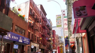 New York, ABD - 14 Eylül 2023 Manhattan Chinatown Pell Caddesi. Çin kültürü, etnik bölge mimarisi, ABD. Kırmızı tuğla binalar, yuvarlak fenerler ve hiyeroglifler. İnsanlar