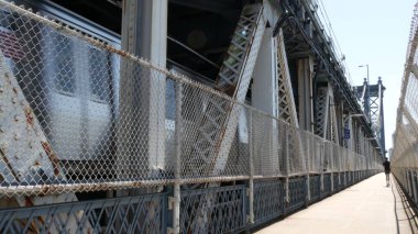 New York, ABD - 14 Eylül 2023: Manhattan Köprüsü 'nden Brooklyn Dumbo' ya. Yaya yolundan gelen Amerikan metro treni. Demiryolu taşımacılığı. ABD 'de demiryolu trafiği ve mimarisi.