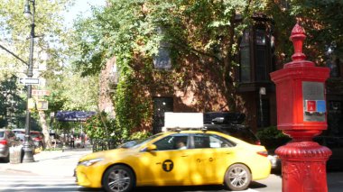 New York, ABD - 6 Eylül 2023 Manhattan şehir merkezi Irving sokak köşesi, kavşak, Gramercy, ABD. İnsanlar yayalar. Sarı bir taksi. Kırmızı polis kulübesi, telefon kulübesi..