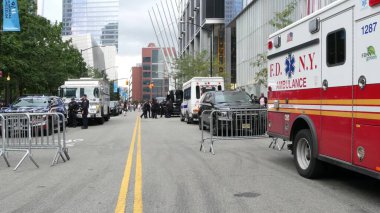 New York City, ABD - 11 Eylül 2023: İtfaiyeciler Vatanseverlik Günü 'nü kutladı. Polis arabaları, polis memurları 911 Memorial Havuzları yakınlarında. NYPD İtfaiye Merkezi, Manhattan 10 İtfaiye Merkezi, ABD.