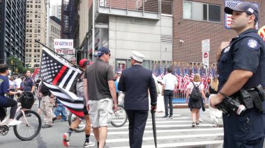New York City, ABD - 11 Eylül 2023: Vatanseverlik Günü. 911 anma etkinliği, FDNY anma yıldönümü. İtfaiye Merkezi, Manhattan 10 İtfaiye Merkezi. Polis!