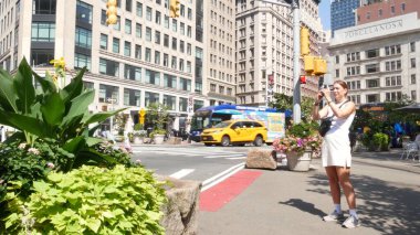 New York, ABD - 6 Eylül 2023 Manhattan Midtown Broadway, 23 sokak, 5 bulvar kavşağı. Madison Sq Park 'tan Worth Square, Flatiron, ABD. Porcelanosa 'da. - İnsanlar. Sarı taksi.
