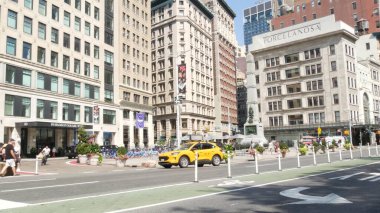New York, ABD - 6 Eylül 2023 Manhattan Midtown Broadway, 23 sokak, 5 bulvar kavşağı. Madison Park yakınlarındaki Worth Meydanı, Flatiron, ABD. Porcelanosa 'da. - İnsanlar. Sarı taksi.