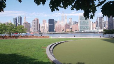 New York City, ABD - 30 Ağustos 2023: Waterfront Skyline, Manhattan Midtown binaları, nehir manzaralı gökdelenler, Doğu Nehri suyu. Hunters Point, Long Island, Queens 'ten liman kenti manzarası.