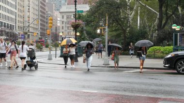 New York, ABD - 8 Eylül 2023 Manhattan Midtown Broadway, 23 sokak, 5 bulvar kavşağı. Flatiron Binası 'ndan Madison Square Park, ABD. İnsanlar, metro ve sarı taksi. Yağmur yağar.