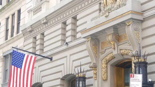 New York, Amerika Birleşik Devletleri - 6 Eylül 2023: Büyük Mason Locası binası cephesi, Manhattan Caddesi. Masonlar 'ın ana mimarisi. NYC, ABD 'deki Masonluk organizasyonu. Masonik Salon dış görünüşü. Bayrak