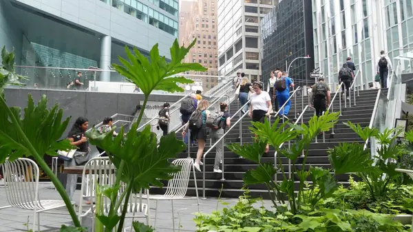 New York, ABD - 11 Eylül 2023 Manhattan Midtown ofis binaları, Lexington Bulvarı, ABD. Metro istasyonundan çıkan yayalar, 53. Cadde 'deki merdivenler, Amerikan şehir yaşamı..