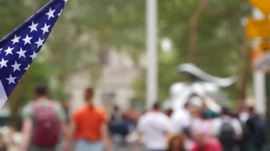 New York City Suçlama Boğa, Wall Street Borsa sembolü ABD. Aşağı Manhattan Merkez Finans Bölgesi, Birleşik Devletler. Broadway caddesinde Amerikan Bayrağı. Odaklanamayan turistler. Yer imi.