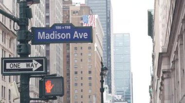 New York City kavşağı, Manhattan köşesi, Madison Bulvarı, sokak kavşağı tabelası. Midtown ilçesi yüksek mimarisi, Birleşik Devletler. Tek yönlü ok işareti, gökdelenler ve trafik ışığı.