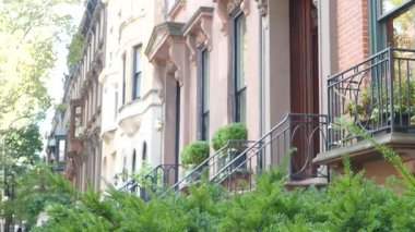 New York City konak binası, Brooklyn Heights yerleşim bölgesi, ABD. Brownstone şehir mimarisi, bağlı ev. Amerika Birleşik Devletleri emlak, Amerikan mülkü, New York 'ta apartmanlar ve evler.