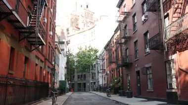 New York City klasik bina mimarisi. Şehir dışındaki konutlar. ABD 'de gayrimenkul. Tipik kırmızı tuğla cephesi. Greenwich Village Gay Caddesi. Yangın çıkışı, acil merdiven çıkışı..