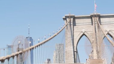 Brooklyn Köprüsü 'nden Manhattan' a, kablolar ve mavi gökyüzü. New York City silueti, finans bölgesi şehir manzarası. Dünya Ticaret Merkezi, ABD seyahat merkezi. Amerika Birleşik Devletleri Mimarisi.