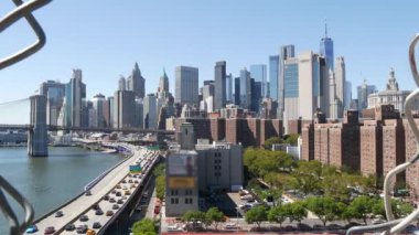 Manhattan Köprüsü 'nden Brooklyn Köprüsü. New York City şehir merkezi, finans bölgesi şehir merkezi, Dünya Ticaret Merkezi. FDR Drive karayolu üzerindeki taşımacılık trafiği, Doğu Nehri suyu, ABD.