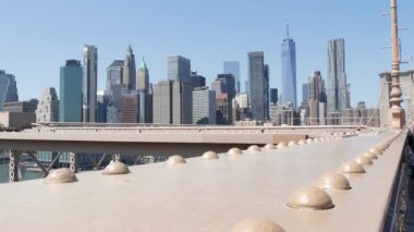 Brooklyn Köprüsü 'nden Manhattan' a. New York City silueti, finans bölgesi şehir manzarası. Dünya Ticaret Merkezi, Dünya Ticaret Merkezi gökdeleni, vidaları boş ver. Iconic USA seyahat rotası. Amerika Birleşik Devletleri.