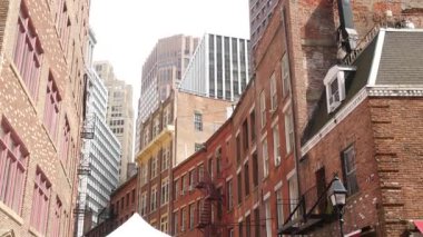 New York City klasik bina mimarisi. Evin dış cephesi. ABD 'de gayrimenkul. Tipik kırmızı tuğla cephesi. Manhattan şehir merkezi finans bölgesi, Stone Caddesi. Yangın merdiveni.