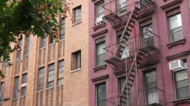 New York City klasik bina mimarisi, Manhattan, ABD. Şehir dışındaki konutlar. Birleşik Devletler 'de gayrimenkul. Tipik kırmızı tuğla cephesi. Yangın çıkışı, acil merdiven çıkışı..